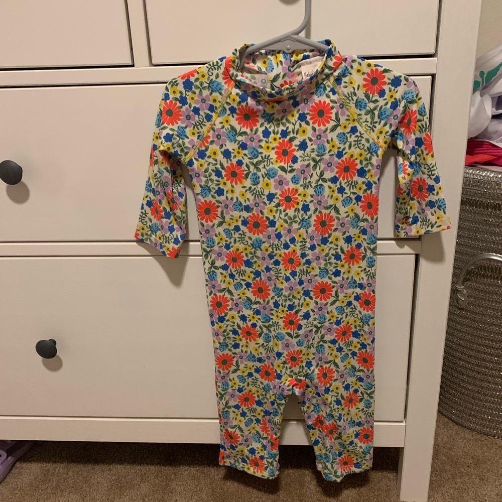 Mini Boden long sleeve rash guard swimsuit and hat